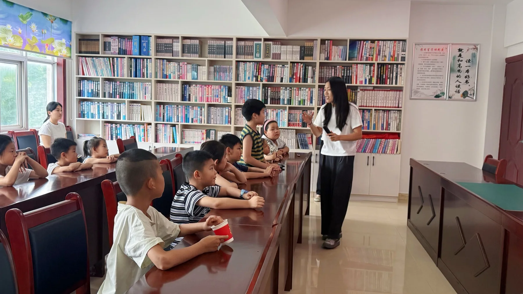 讲师在社区图书室与孩子们交流